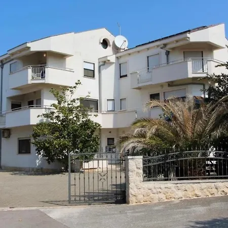 Amado Living - زادار